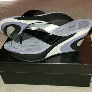 Awesome Carlos Santana Black/grey/white Patent Wedge Thong Sandals Early/mid '00